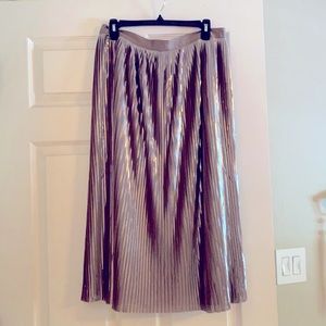 Gorgeous metallic pleated fully lined skirt.